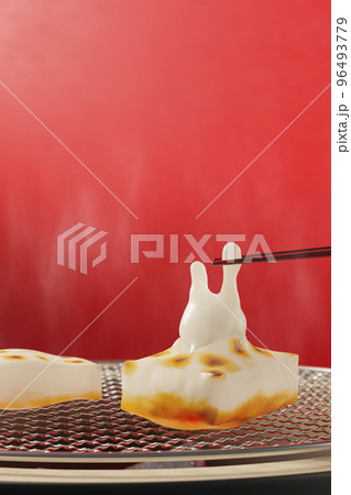 箸先で摘まれたうさぎの形に膨らんだ切り餅 / コピースペースのある卯年・年賀状・新春のイメージ 箸先で摘まれたうさぎの形に膨らんだ切り餅 / コピースペースのある卯年・年賀状・新春のイメージ 96493779