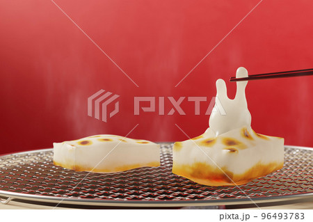 箸先で摘まれたうさぎの形に膨らんだ切り餅 / コピースペースのある卯年・年賀状・新春のイメージ 箸先で摘まれたうさぎの形に膨らんだ切り餅 / コピースペースのある卯年・年賀状・新春のイメージ 96493783