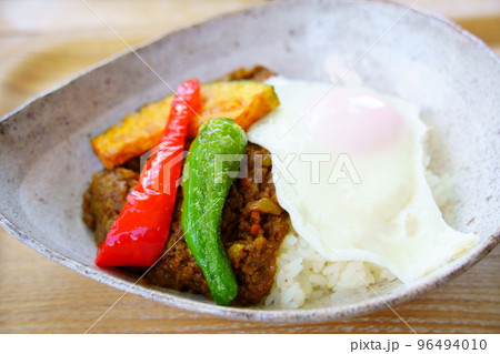 目玉焼きの載ったドライカレー 目玉焼きの載ったドライカレー 96494010