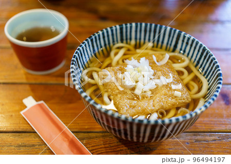 Ramen national food of Japan is similar to the noodles that everyone knows. A mixture of lines made from talcum powder, seaweed and boiled soup from bone. 96494197
