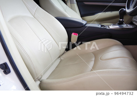 製造から約10年経過した乗用車の明るいベージュ色の本革シート 96494732