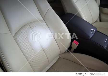 乗用車の本革シートのメンテナンスでクリーナーの泡を吹きつけた状態 96495206