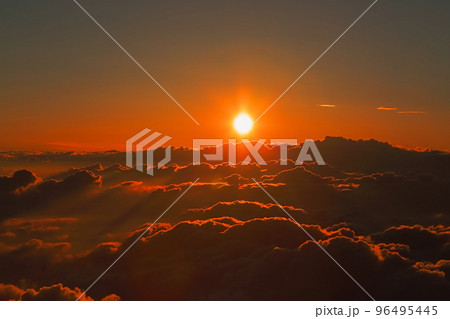 富士山頂からの日の出と雲海の絶景シーン 96495445