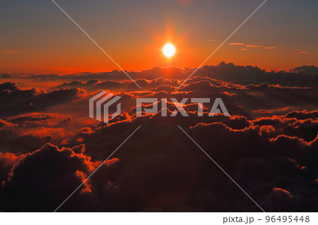 富士山頂からの日の出と雲海の絶景シーン 96495448