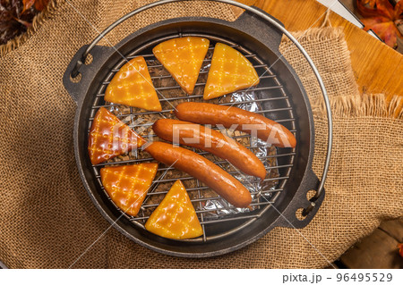 手作り燻製　Homemade smoked food at the campsite 96495529