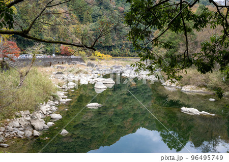 紅葉と渓谷の綺麗な秋の長門峡 【山口県】 紅葉と渓谷の綺麗な秋の長門峡 【山口県】 96495749