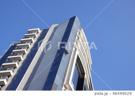 サンパウロの高級マンションと青空 96499029