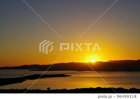 沖縄県小浜島大岳からの夕日 沖縄県小浜島大岳からの夕日 96499318