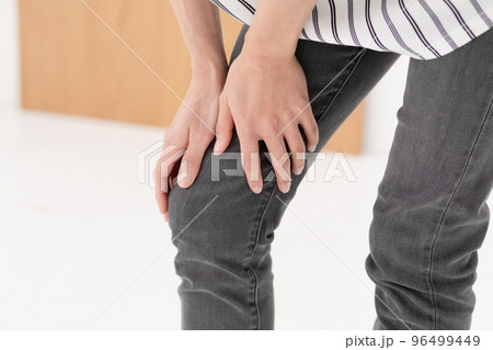 膝の痛みに悩む女性 96499449