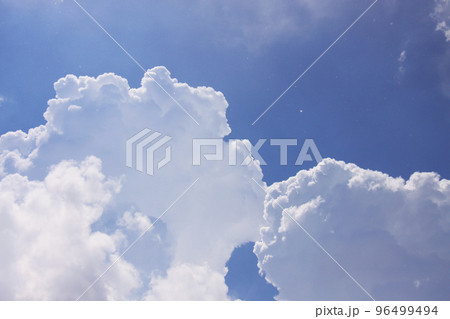 サンパウロのお天気雨の雨粒と入道雲　ブラジル 96499494