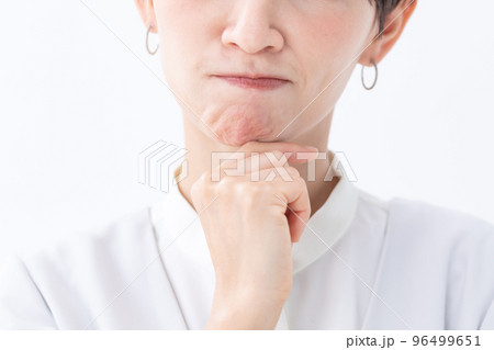 悩む　女性 96499651