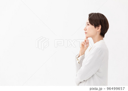 悩む　女性 96499657
