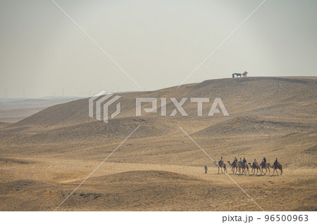 ピラミッド周辺の砂漠 ピラミッド周辺の砂漠 96500963