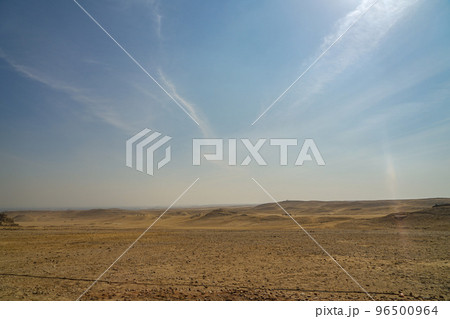 ピラミッド周辺の砂漠 96500964