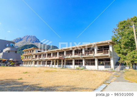 秋の旧大野木場小学校被災校舎　長崎県南島原市 96501000