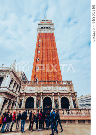 ベネチア　サン・マルコ広場鐘楼　※一部ソフトフォーカス 96501569