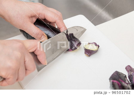 【茄子のヘタを三徳包丁で切る】 96501702