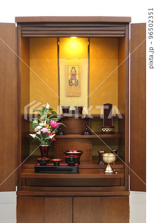 スタンド型のお釈迦様が祀られた曹洞宗の家具調仏壇 スタンド型のお釈迦様が祀られた曹洞宗の家具調仏壇 96502351