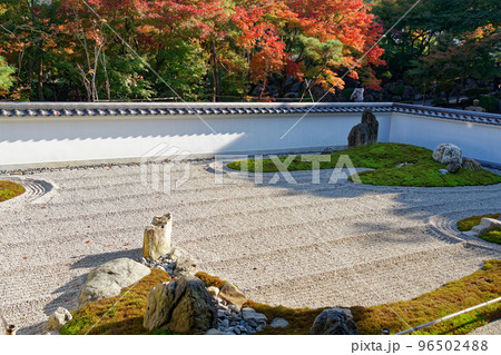 鮮やかなモミジに彩られた禅寺の方丈庭園 鮮やかなモミジに彩られた禅寺の方丈庭園 96502488