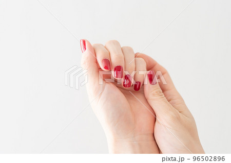 マニキュアを塗った女性の手 マニキュアを塗った女性の手 96502896