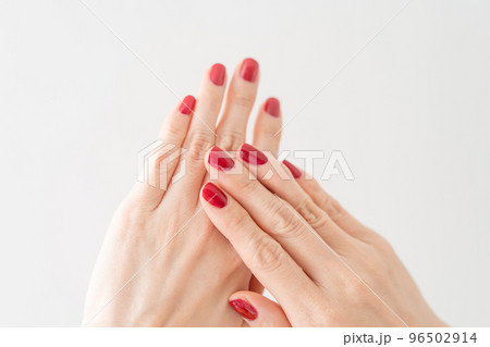 マニキュアを塗った女性の手 マニキュアを塗った女性の手 96502914