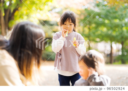 公園で遊ぶ親子 96502924