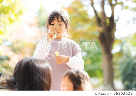 公園で遊ぶ親子 公園で遊ぶ親子 96502925