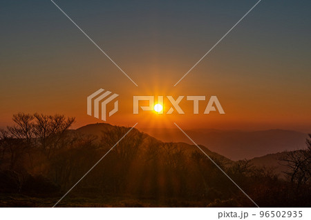 山の夕景 96502935