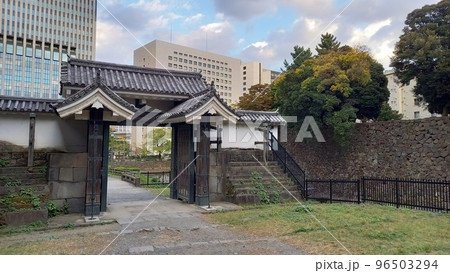 日本100名城　江戸城　夕暮れの　清水門と高麗門 96503294