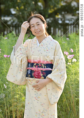 コスモス畑の和服女性 96503558