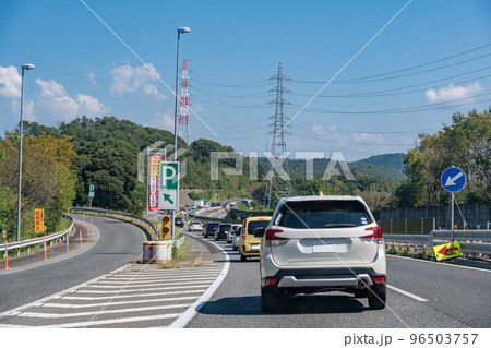 工事中のため車線減少して1車線で走行中の岐阜県内の中央自動車道 96503757
