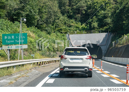 岐阜県　中央自動車道の多治見トンネルに差しかかる乗用車 96503759