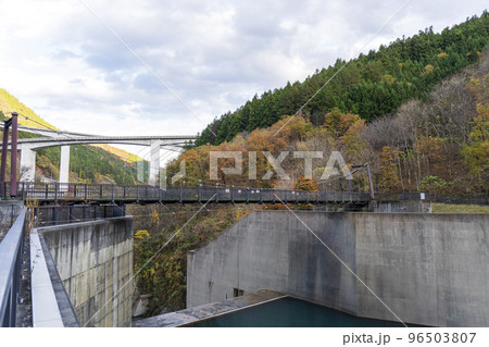 滝沢ダムの吊り橋とループ橋【雷電廿六木橋】/埼玉県秩父市【秩父多摩甲斐国立公園】 滝沢ダムの吊り橋とループ橋【雷電廿六木橋】/埼玉県秩父市【秩父多摩甲斐国立公園】 96503807