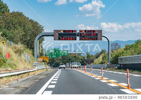 岐阜県 中央自動車道の工事中の土岐ジャンクションに差し掛かる乗用車 岐阜県 中央自動車道の工事中の土岐ジャンクションに差し掛かる乗用車 96503890