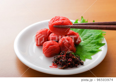 小皿に盛った梅干し 96503974