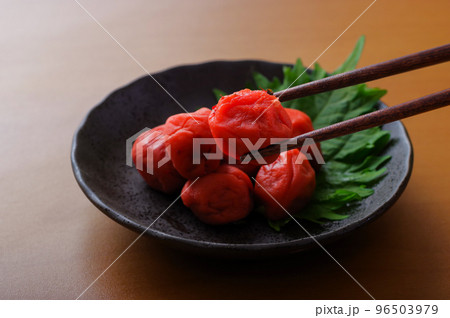 小皿に盛った梅干し 小皿に盛った梅干し 96503979