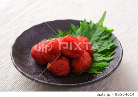 小皿に盛った梅干し 96504014
