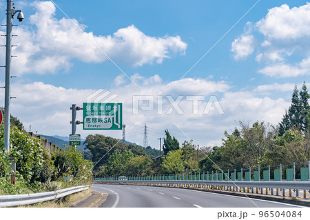 岐阜県　中央自動車道を走行中の乗用車　登坂車線とサービスエリアの案内標識 96504084