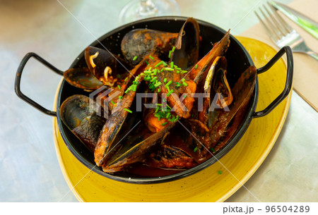 Popular dish of mussels a la Marinera 96504289