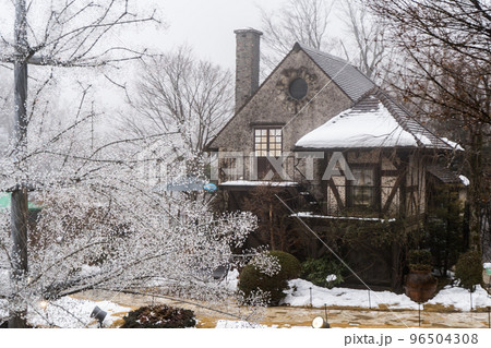 水車のある北欧の雪が積もった小屋 96504308