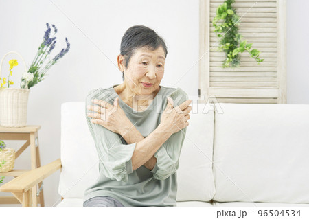 室内で寒気がする高齢者女性 96504534
