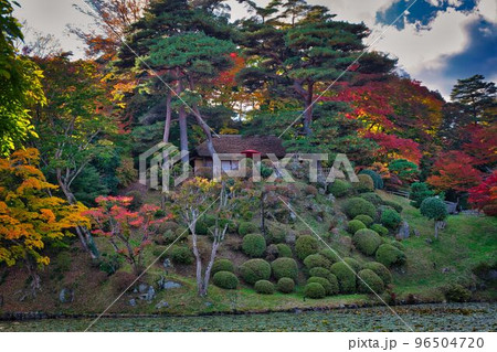 中腹の茶屋と紅葉 96504720
