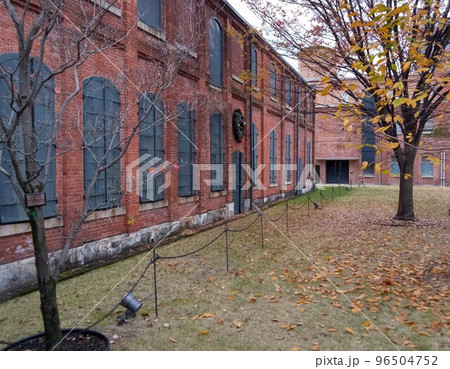 秋の街中の公園　紅葉のオアシス 96504752