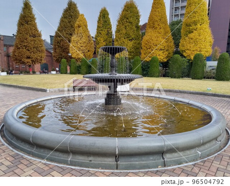 秋の街中の公園　紅葉のオアシス 96504792