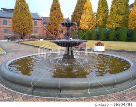 秋の街中の公園　紅葉のオアシス 96504793