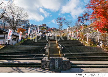 秋の伊香保温泉石段入口 96504809