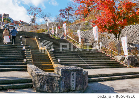 紅葉と伊香保温泉石段入口 96504810