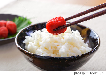 茶碗に盛ったご飯と梅干し 96504853