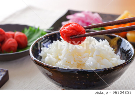 茶碗に盛ったご飯と梅干し 茶碗に盛ったご飯と梅干し 96504855