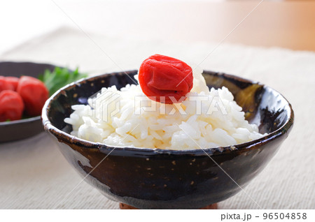 茶碗に盛ったご飯と梅干し 96504858